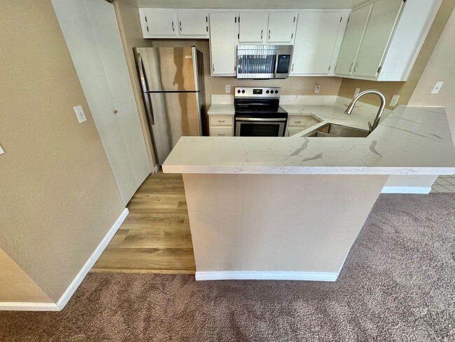 Building Photo - ADORABLE 2 BEDROOM, 2 BATHROOM DOWNSTAIRS ...