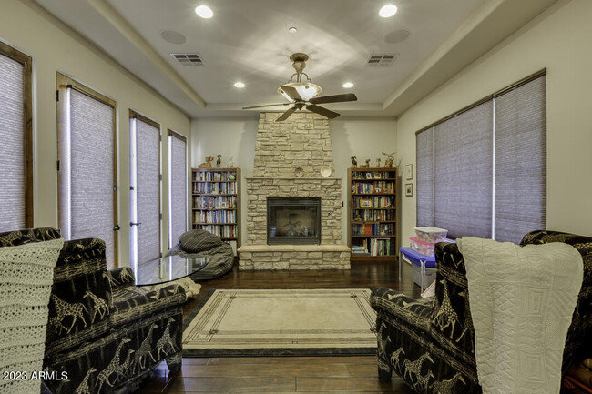 Building Photo - 2322 E Samantha Way