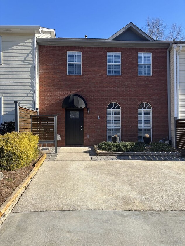 Foto principal - Fully Renovated 2 bed 2.5 bath Townhome in...