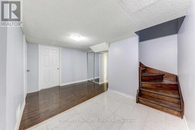 Building Photo - 7 Sachems Pl