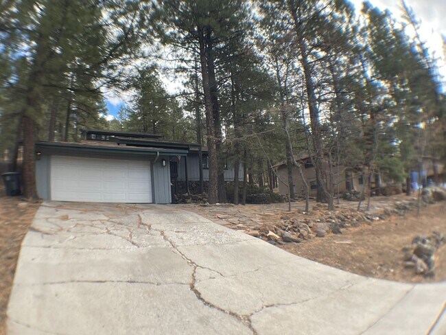 Building Photo - Sweet 4 bedroom home just east of the hosp...