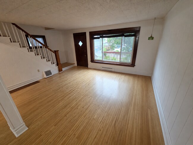 Foto del edificio - Available July 1st! Single family home with fenced-in backyard!