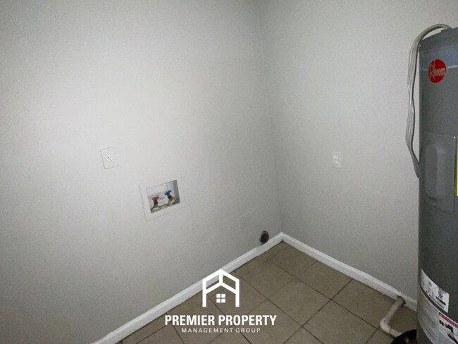 Foto del edificio - Spacious 4BR Family Home in Raleigh | Modern Tile Floors & Spacious Backyard