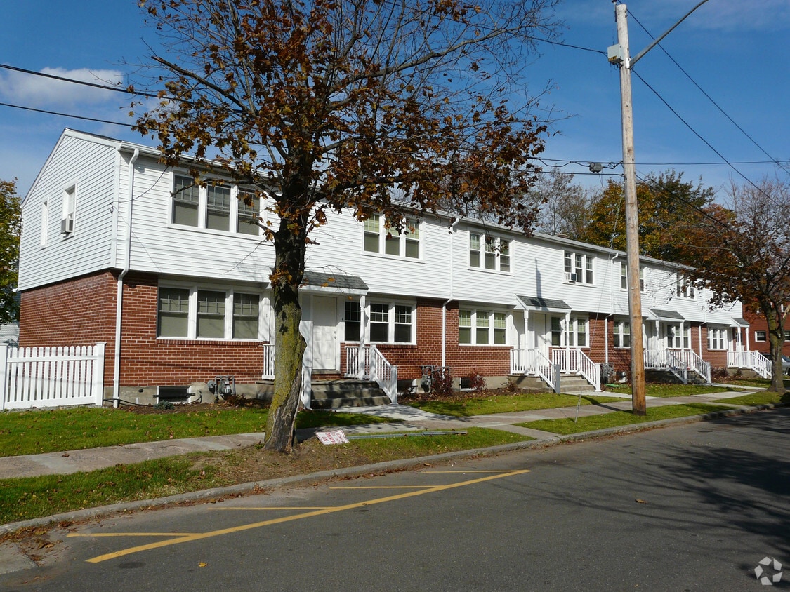 Primary Photo - Savin Court Apartment
