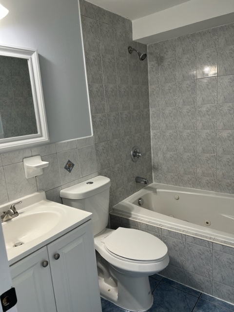 Full bath with Jacuzzi - 13211 11th Ave