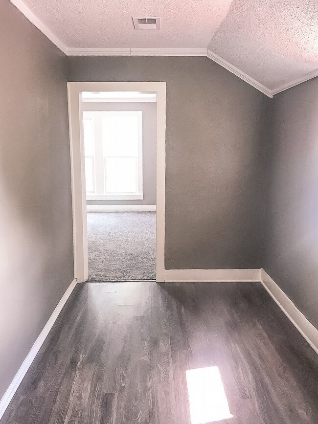 Building Photo - Gorgeous 2-bedroom duplex