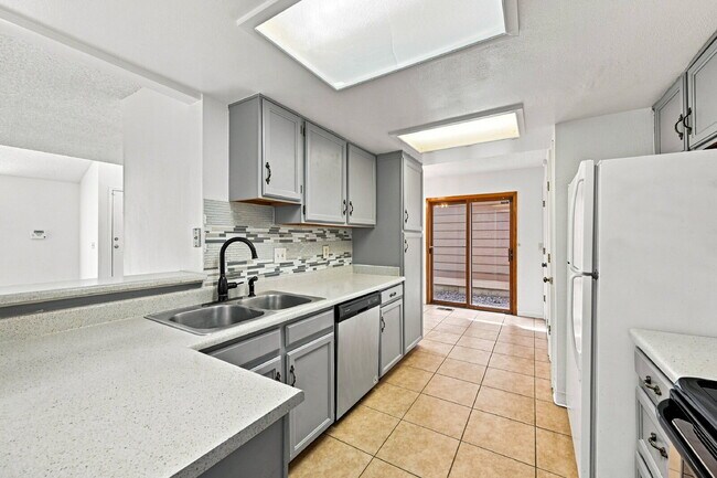 Foto del edificio - $2,395.95 - 2 Bed, 2.5 Bath Garden Unit in Aurora with Central AC and In Unit Laundry!