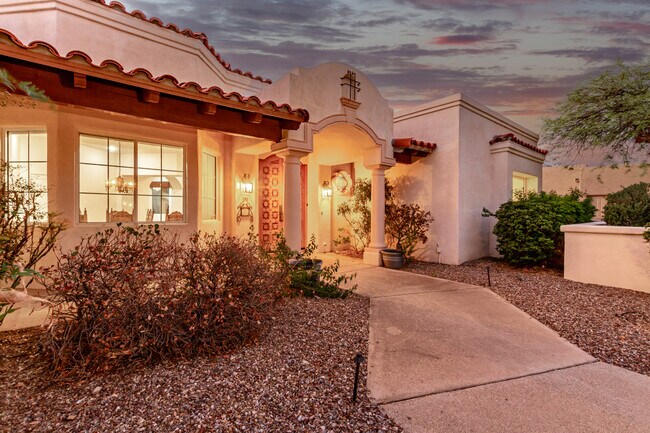 Catalina Foothills 4 bedroom 4 bath Home located in prestigious Canyon Ridge. 270-degree VIEWS! - 4667 N Rocky Crest Plz