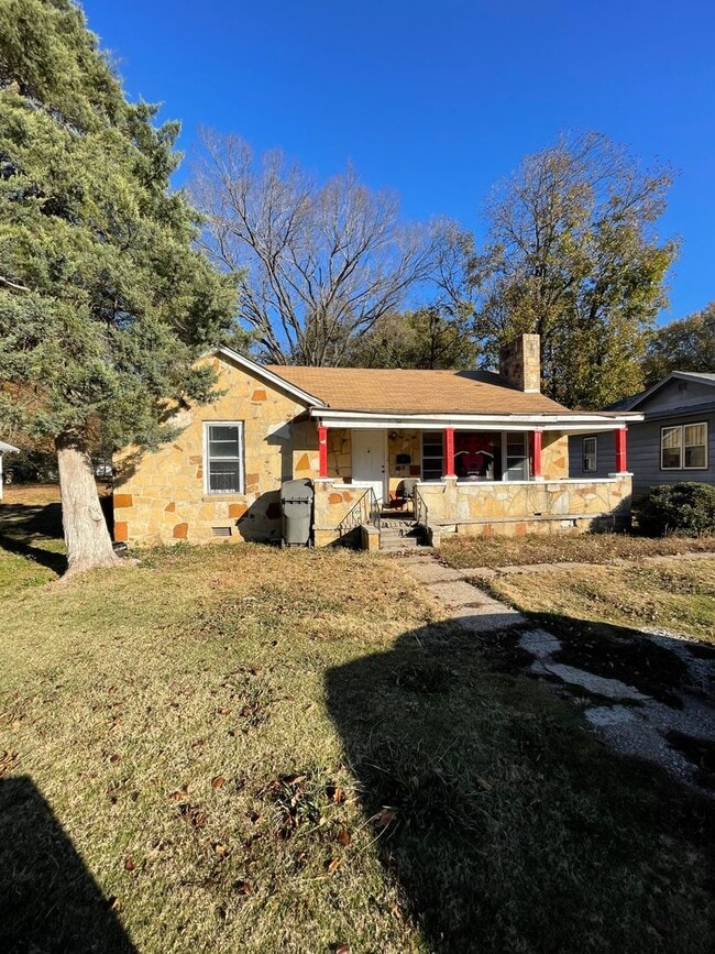 Building Photo - 3 bedroom 2 bathroom house