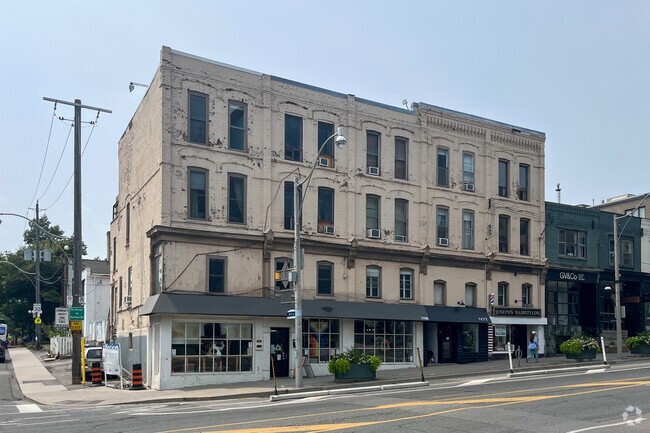 1196 Yonge