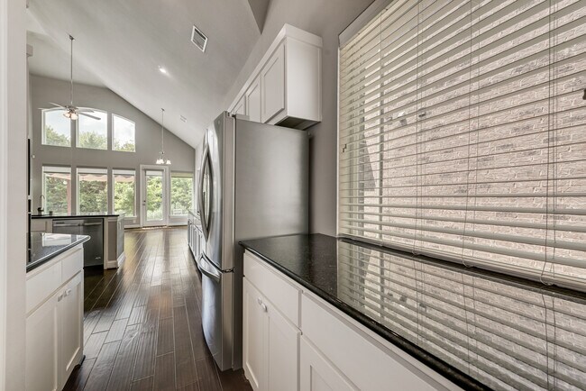Foto del edificio - 4037 Hawthorne Dr