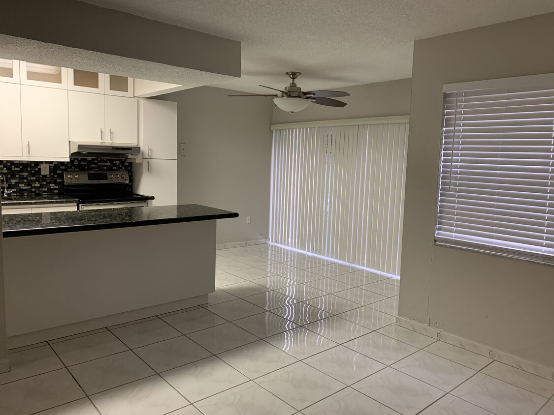 Foto principal - 9320 W Flagler St