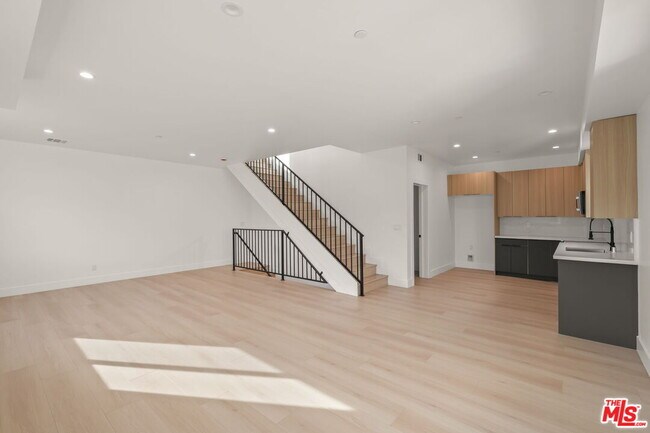 Foto del edificio - 913 N Hobart Blvd