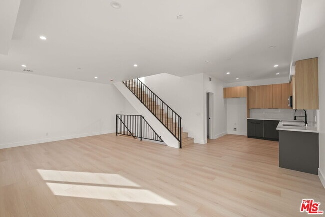 Building Photo - 913 N Hobart Blvd