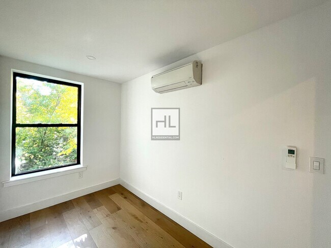 Foto del edificio - Bright Newly Renovated 4 Bed 2 Bath apartm...
