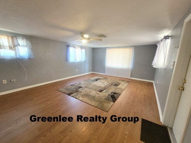 Foto del edificio - Cozy 2 Bed/1 Bath Duplex Apt with a Carport and Large Fenced Back Yard!