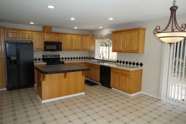 Building Photo - SE Jewel! Spacious living!
