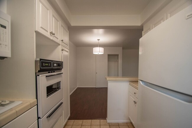 Building Photo - 14706 Dickens St