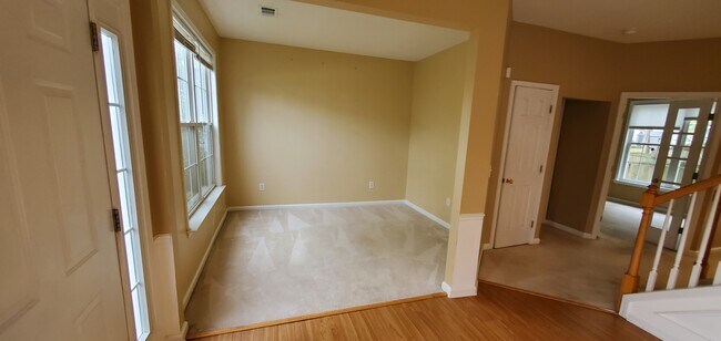 Sala de estar formal - 412 Collingsworth Ln