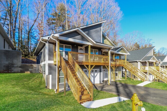 Building Photo - 440 Little Sycamore Ln