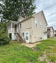 Building Photo - 1011 SW Douthitt Ave
