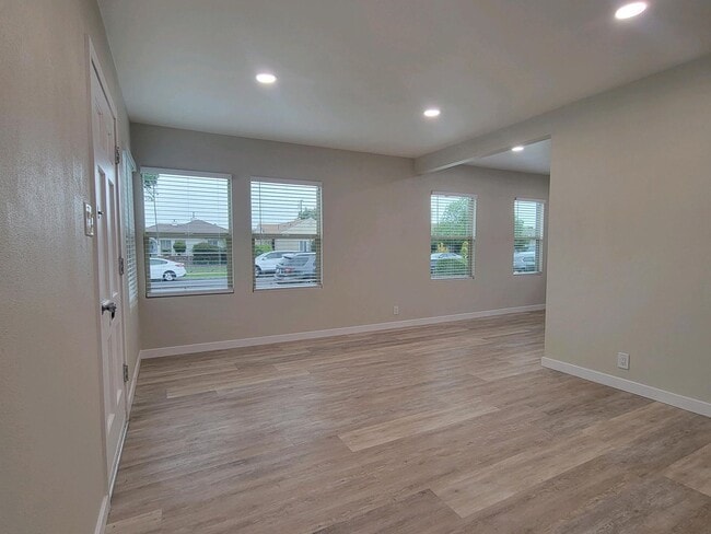 Building Photo - 2221