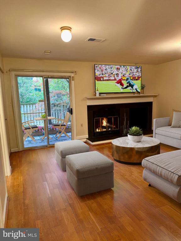 Foto del edificio - 725 Twin Holly Ln