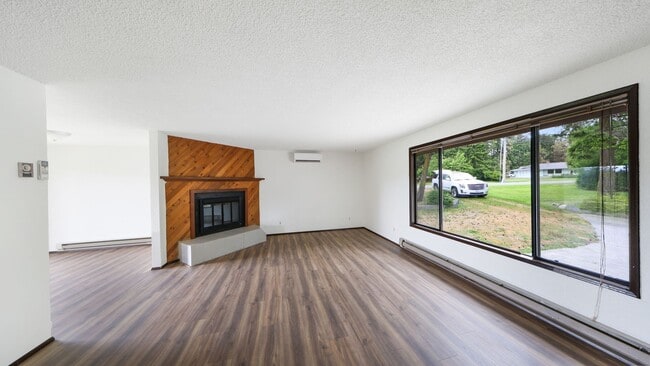 Building Photo - 3 Bed + Office/Bed 2 Bath - Large Lot - On...