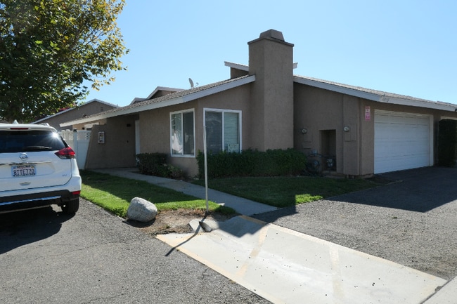 Building Photo - 44715 La Paz Rd