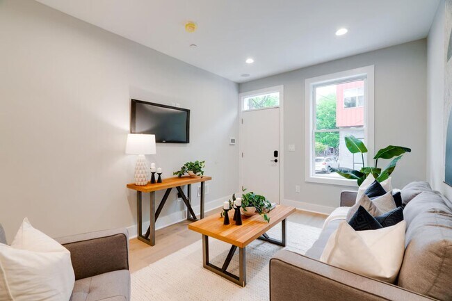 Foto del edificio - Spacious 3BR Home with Finished Basement & Roof Deck