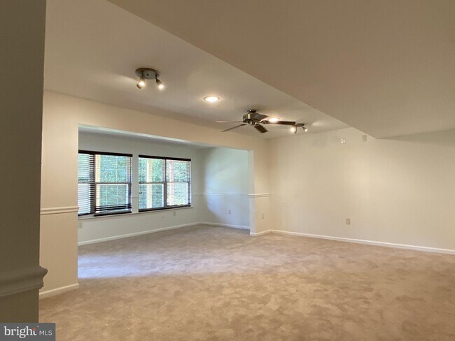 Building Photo - 112 Persimmon Pl