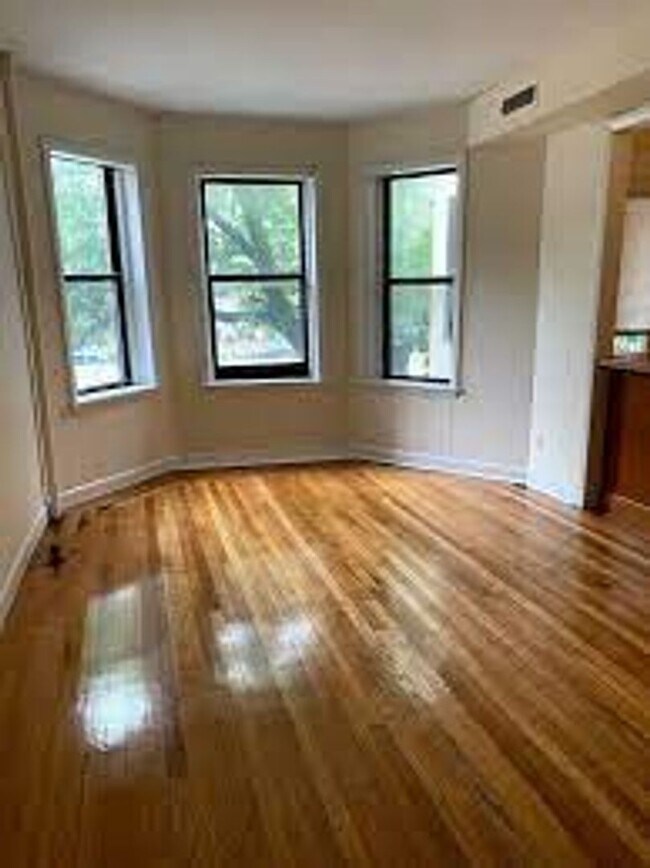 Foto del edificio - No Brokers Fee. Large Renovated Unit at Packard's Corner. Central AC, Balcony, Laundry