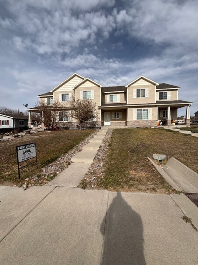 Building Photo - 4 Bedroom 3.5 Bath Townhouse Near Dell Range Blvd.