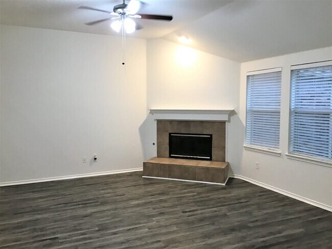 Building Photo - 3900 Oakhurst Ln