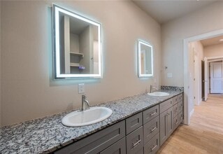 Building Photo - 819 Vly Oaks Ln