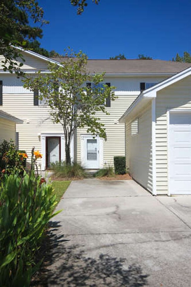 Building Photo - Updated Townhouse