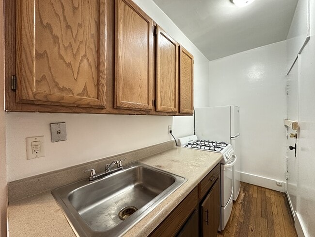 Building Photo - 934 W Cornelia Ave