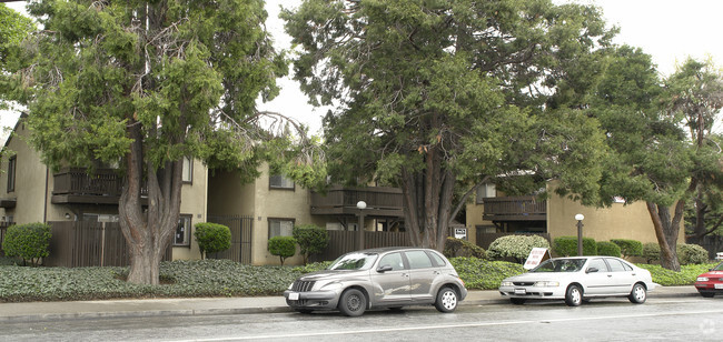 Building Photo - Snooty Fox Apartments