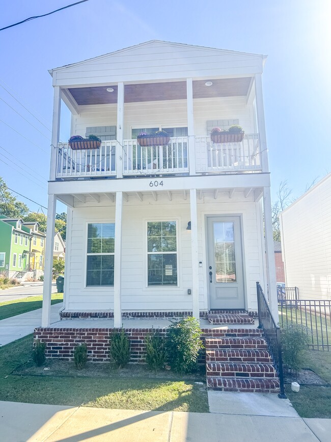 Building Photo - 604 S Willow Ave