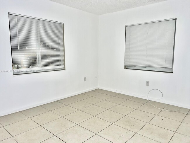 Building Photo - 637 SW 10th Ave