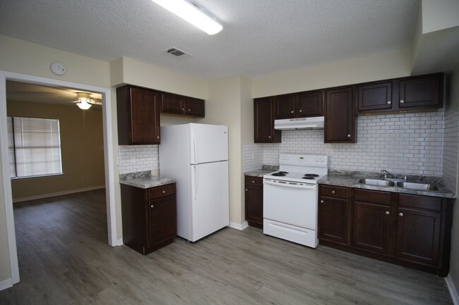 Foto del edificio - Upstairs 2BR/1BA Apartment Off 9 Mile Rd –...