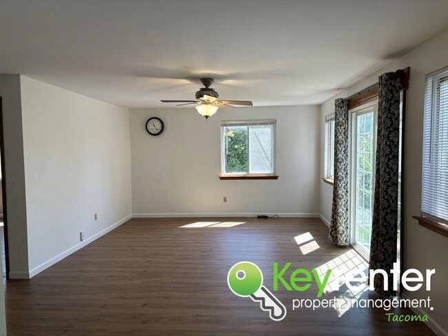 Building Photo - Gorgeous 3Bed/2Bath In the Heart of Tacoma!