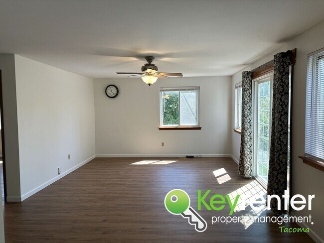 Foto del edificio - Gorgeous 3Bed/2Bath In the Heart of Tacoma!
