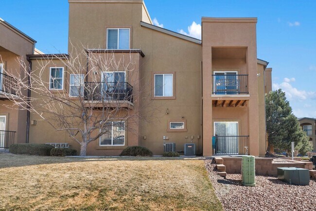 Foto del edificio - Immaculate 2 Bed 2 Bath Condo with Pikes Peak Views in D49!!!