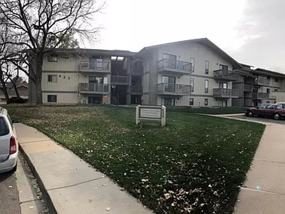 Primary Photo - 625 Manhattan Pl