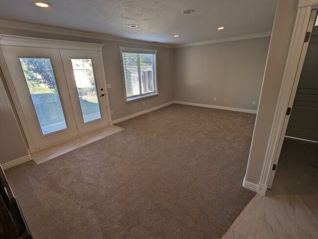 Building Photo - Updated 4 bedroom 3 bath Home