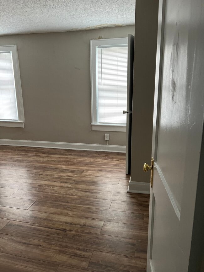 Building Photo - 38 S Oakley Ave