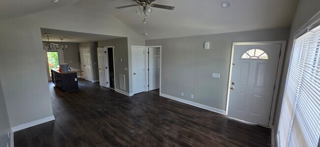 Foto del edificio - 285 Creekwood Ave