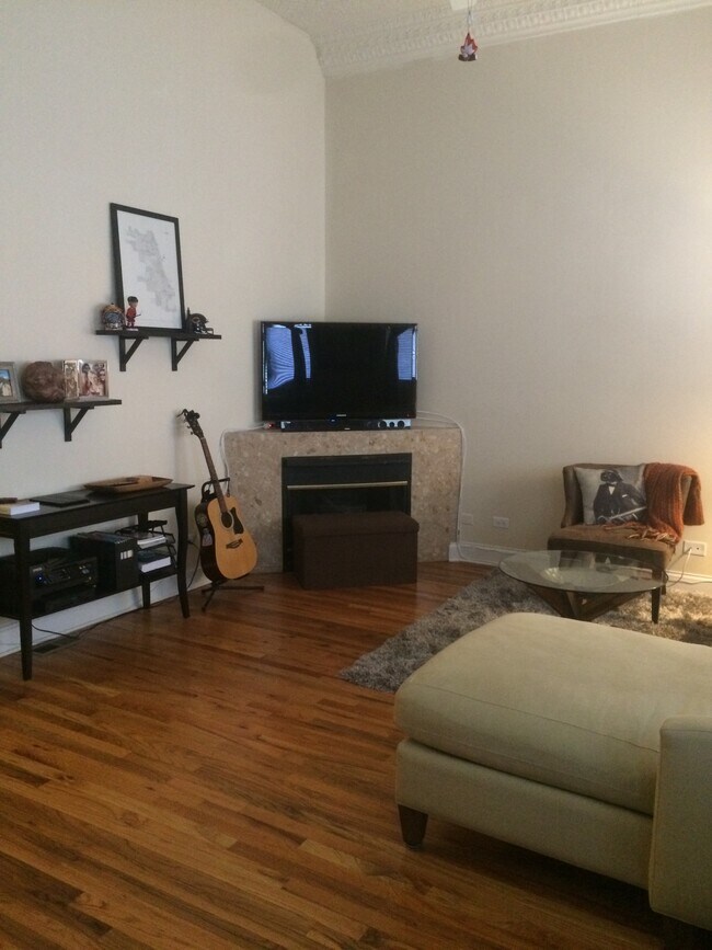 Photo - 1450 N Leavitt St Apartments