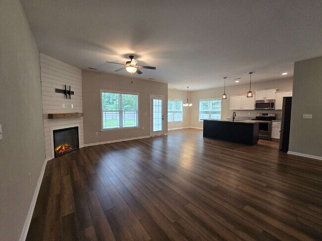 Foto del edificio - Beautiful 3-Bedroom Home with Bonus Room, Modern Finishes & a Huge Fenced Backyard